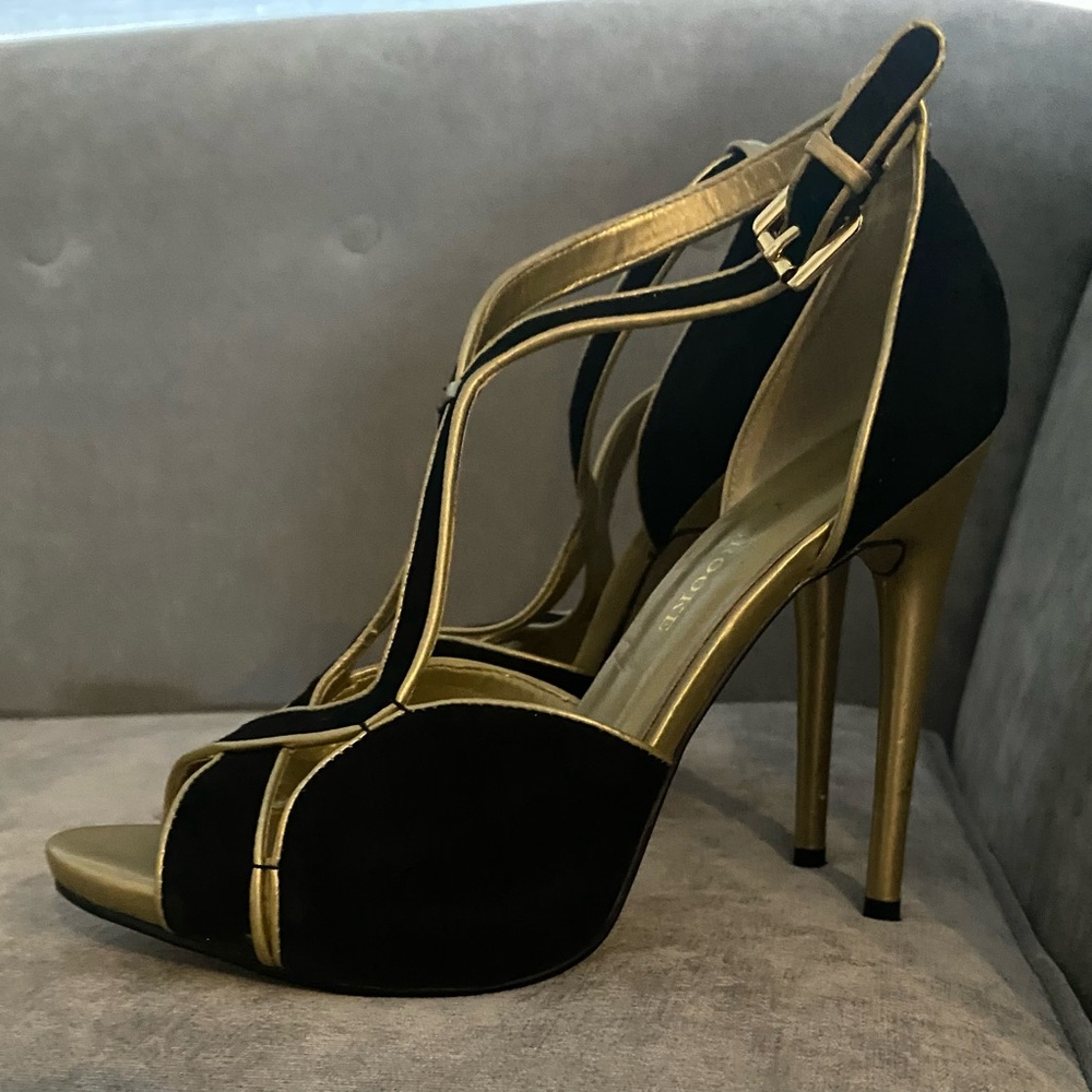 Audrey Brooke Size 9 Elegant Black and Gold Heels
